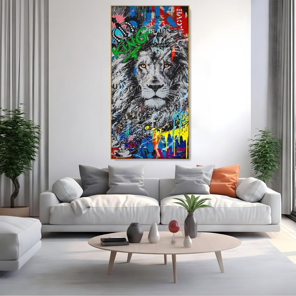 Tablou canvas cu tablou canvas cu leu stil graffiti, in rama de aluminiu auriu, pe perete intr-un living